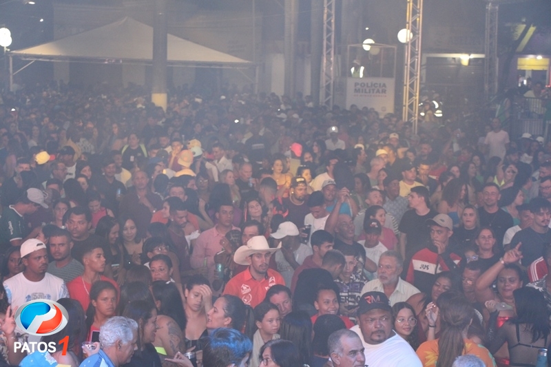 Milhares de pessoas acompanham a abertura do Carnalagoa 2024