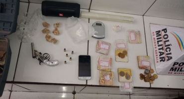 PM prende homem com arma de fogo e apreende objetos em Patos de Minas PM prende homem com arma de fogo e apreende objetos em Patos de Minas