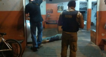 Com a ajuda do pai mulher mata homem com golpes de faca na cidade de Patos de Minas Com a ajuda do pai mulher mata homem com golpes de faca na cidade de Patos de Minas