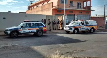 Homem é baleado e morre após invadir casa de ex-mulher na cidade de Patos de Minas Homem é baleado e morre após invadir casa de ex-mulher na cidade de Patos de Minas