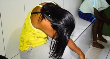 Suspeita de aliciar menor no comércio de drogas é presa pela Polícia Militar em Patos de Minas Suspeita de aliciar menor no comércio de drogas é presa pela Polícia Militar em Patos de Minas