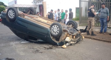Motorista fica ferido em Patos de Minas após confundir freio com acelerador e capotar veículo Motorista fica ferido em Patos de Minas após confundir freio com acelerador e capotar veículo