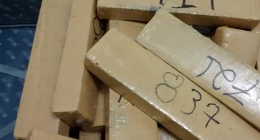 PRF realiza durante abordagem apreensão de mala e sacola de maconha e carro clonado PRF realiza durante abordagem apreensão de mala e sacola de maconha e carro clonado