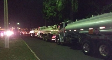 PM e PRF de Patos de Minas escoltam comboio até Uberlândia para buscar combustível PM e PRF de Patos de Minas escoltam comboio até Uberlândia para buscar combustível