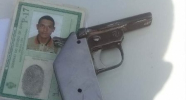 Rapaz é preso após efetuar disparo de arma e ameaça na região de Pindaíbas Rapaz é preso após efetuar disparo de arma e ameaça na região de Pindaíbas