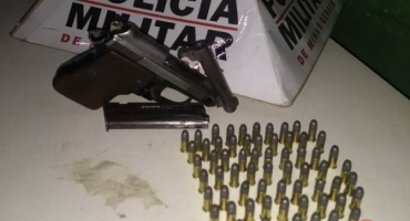 Mulher é presa com arma de fogo em Santana de Patos tentando encontrar assassino do namorado Mulher é presa com arma de fogo em Santana de Patos tentando encontrar assassino do namorado
