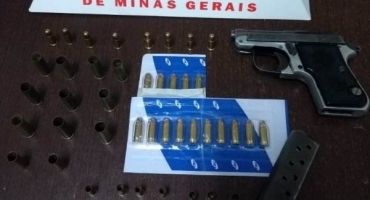 Desentendimento entre casal leva PM a localizar arma e munições na cidade de Presidente Olegário Desentendimento entre casal leva PM a localizar arma e munições na cidade de Presidente Olegário