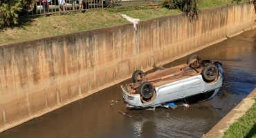 Veiculo cai no córrego do Monjolo em Patos de Minas após destruir barra de proteção Veiculo cai no córrego do Monjolo em Patos de Minas após destruir barra de proteção