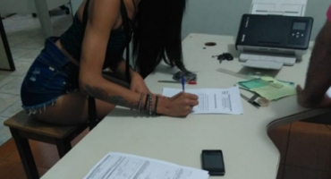 Travesti suspeito de praticar atos sexuais em local público é detido em Patos de Minas Travesti suspeito de praticar atos sexuais em local público é detido em Patos de Minas