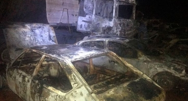 Dezessete veículos são incendiados na cidade de Monte Carmelo Dezessete veículos são incendiados na cidade de Monte Carmelo