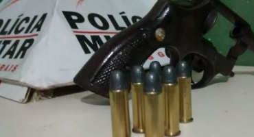 PM apreende arma de fogo após discussão em bar no Bairro Cristo Redentor PM apreende arma de fogo após discussão em bar no Bairro Cristo Redentor