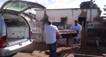 Corpo de mulher é encontrado em estado de decomposição dentro de casa em Presidente Olegário Corpo de mulher é encontrado em estado de decomposição dentro de casa em Presidente Olegário