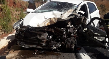 Acidente envolvendo automóvel e caminhão na BR-365 deixa mulher de 28 anos com sofre fratura exposta Acidente envolvendo automóvel e caminhão na BR-365 deixa mulher de 28 anos com sofre fratura exposta