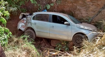 pai e filha escapam sem ferimentos após veículo cair em ribanceira na BR-354 pai e filha escapam sem ferimentos após veículo cair em ribanceira na BR-354