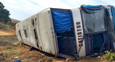 Ônibus sofre acidente e deixa 29 pessoas feridas na BR-365 próximo a Monte Carmelo Ônibus sofre acidente e deixa 29 pessoas feridas na BR-365 próximo a Monte Carmelo