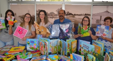 Prefeitura de Lagoa Formosa entrega kits escolares para os Centros de Educação Infantil da cidade