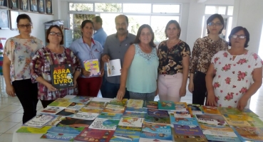 Secretaria de educação de Lagoa Formosa entrega kits para as escolas municipais