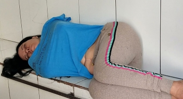 Presa por embriaguez mulher fica nua e coloca fogo nas roupas dentro da cela Presa por embriaguez mulher fica nua e coloca fogo nas roupas dentro da cela