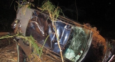Carreta perde o tanque de combustível e causa vários acidentes na MGC-354 Carreta perde o tanque de combustível e causa vários acidentes na MGC-354