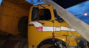 Motorista perde controle direcional e bate em poste, após caminhão escorregar em asfalto molhado Motorista perde controle direcional e bate em poste, após caminhão escorregar em asfalto molhado