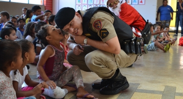 Polícia Militar de Arapuá realiza campanha Natal Solidário no Distrito de Guarda dos Ferreiros