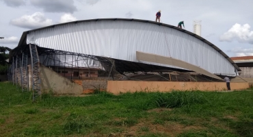 Cobertura de escola arrancada com temporal está sendo reconstruída em Carmo do Paranaíba