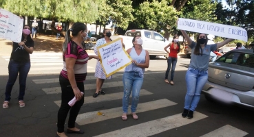  Presidente Olegário: profissionais dispensados pelas redes sociais fazem protesto em frente à Câmara