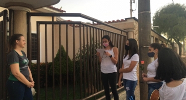 Professora e alunas da Escola Nossa Senhora da Piedade realizam projeto “toque amor, cante o bem”