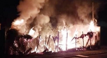 Corpo de Bombeiros atende ocorrência de incêndio em lote vago em Patos de Minas