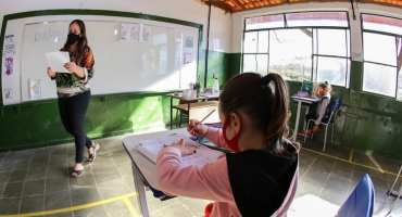 Escolas estaduais estão autorizadas a receber 100% dos estudantes presencialmente