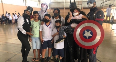 APAE de Patos de Minas recebe 'super-heróis' que fazem a alegria das crianças