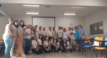 Alunas de Fisioterapia do UNIPAM ministram palestra para participantes da Associação dos Deficientes Visuais