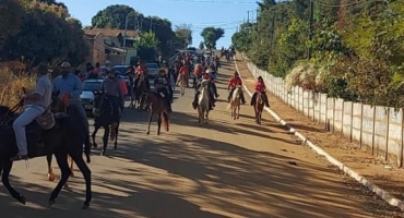 Cavalgada da 40ª Festa da Produção é realizada com sucesso em Presidente Olegário 