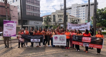 Ação no centro de Patos de Minas visa conscientizar sobre a violência contra a mulher 