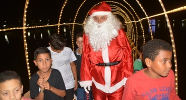 Papai Noel é recebido com muita alegria e emoção na cidade de Lagoa Formosa 