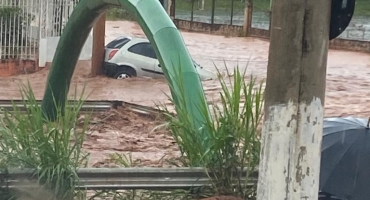 Córrego do Monjolo transborda, carro é arrastado pelas águas e motorista precisa ser resgato por populares