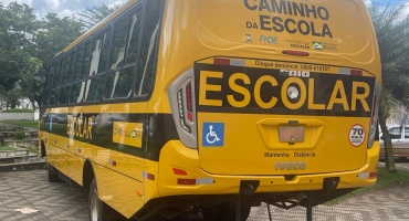 Prefeitura de Lagoa Formosa investe na educação e adquire dois ônibus para transporte escolar 
