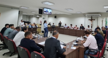 Patos de Minas: reajuste salarial de servidores públicos é  aprovado e votação da revisão do subsídio dos vereadores é adiada