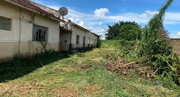 Prefeitura de Lagoa Formosa realiza limpeza em escola desativada no Distrito de Limeira