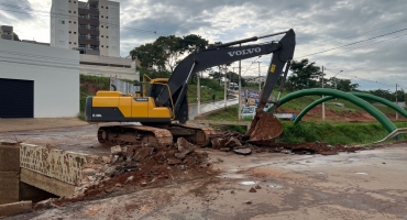 Demolição de ponte marca início das obras de canalização do Córrego do Monjolo em Patos de Minas 