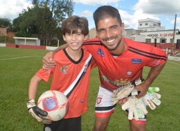  Não é só futebol: goleiro Gustavo Rangel presenteia jogadores mirins de Lagoa Formosa com luvas 