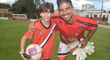  Não é só futebol: goleiro Gustavo Rangel presenteia jogadores mirins de Lagoa Formosa com luvas 