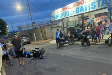 Menor de 16 anos conduzindo motocicleta atropela cadeirante no bairro Jardim Esperança, em Patos de Minas 