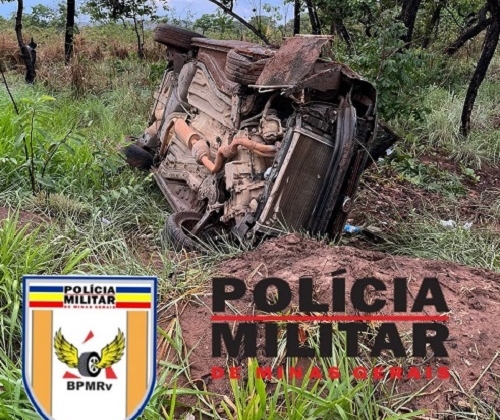 Presidente Olegário - Carro sofre aquaplanagem e capota na MG-410