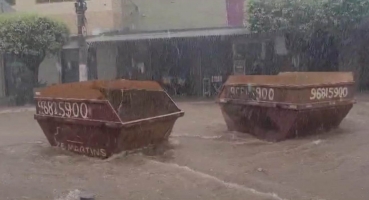  Carmo do Paranaíba - Enxurrada de temporal arrasta caçambas de entulhos no centro da cidade 