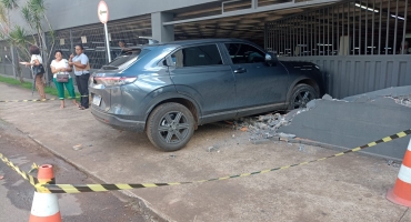 Patos de Minas - Mulher confunde pedal de carro, acelera e bate em muro de shopping