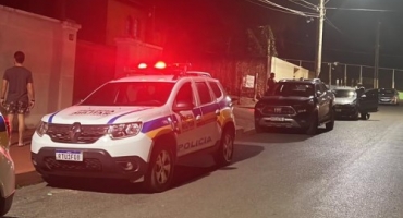 Ladrões invadem casa no bairro Alto dos Caiçaras em Patos de Minas; agridem casal de idosos e roubam carro e dinheiro