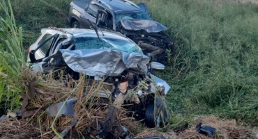 Duas pessoas morrem e três ficam feridas em um grave acidente ocorrido na BR-365 em Varjão de Minas 