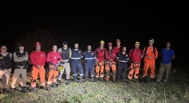 Homens caem em grota com mais de 50 metros de profundidade são resgatados pelo Corpo de Bombeiros 