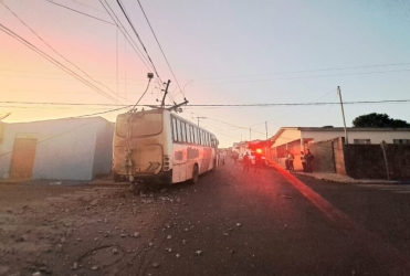 Rio Paranaíba - Ônibus apresenta problemas nos freios, bate em poste e deixa parte da cidade sem energia elétrica